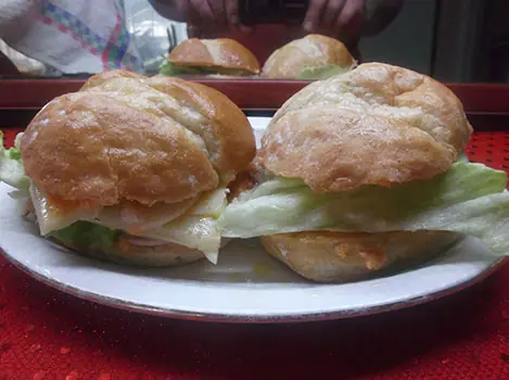 Falsa hamburguesa de queso y mortadela