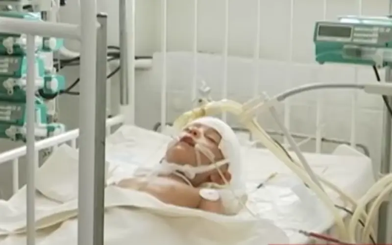 Cuchilla de podadora sale volando e impacta en cabeza d niño