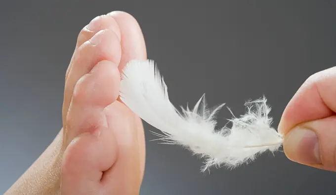 ¿Por que me hace cosquilla sin picazón en el pie?