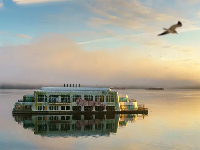 Este McDonald's es una ruina y se oxida en un río canadiense