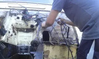 restauracion de renault 4....todavia falta!! asi va quedando