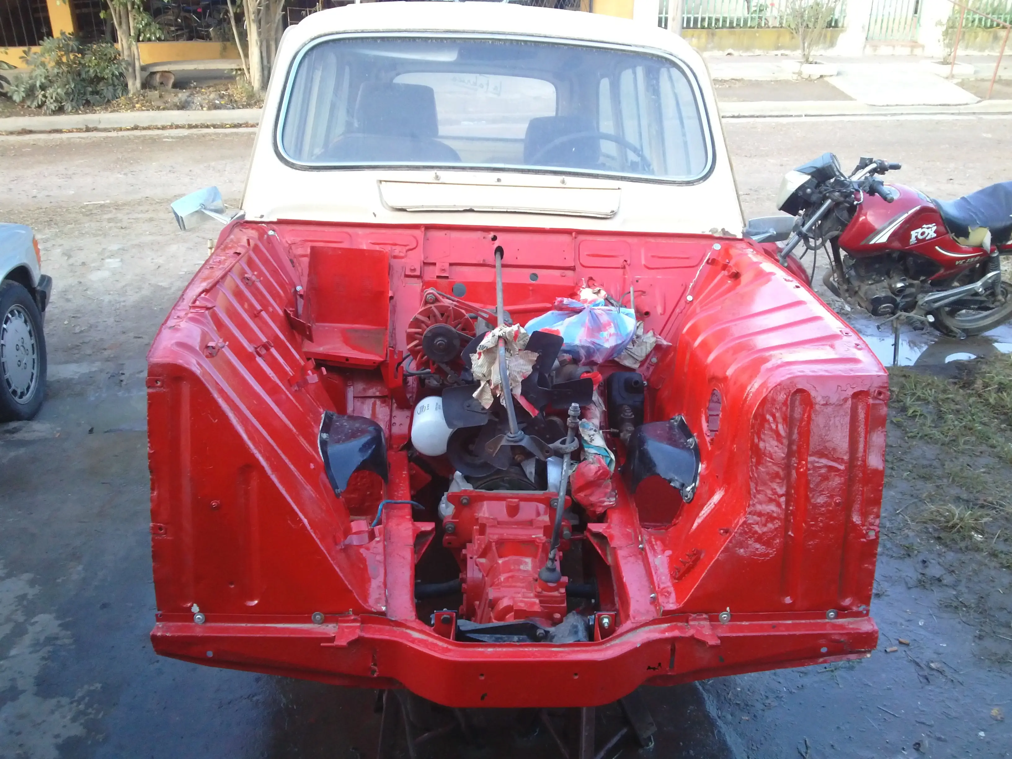 restauracion de renault 4....todavia falta!! asi va quedando