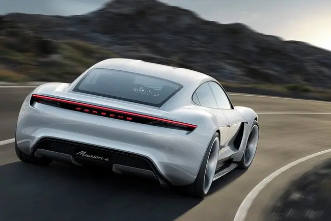 El Porsche Mission E quiere la gloria del Tesla Model S!