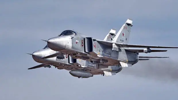 Cazas rusos Su-24 vigilan una fragata española de la OTAN
