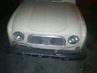 restauracion de renault 4....todavia falta!! asi va quedando