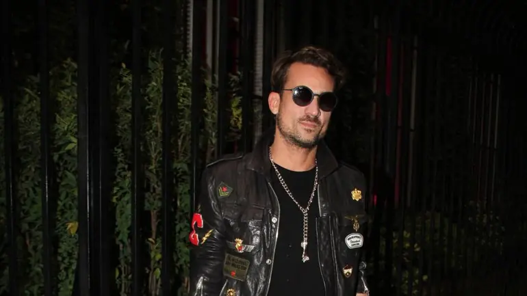 "Chano" chocó contra dos vehículos estacionados:..