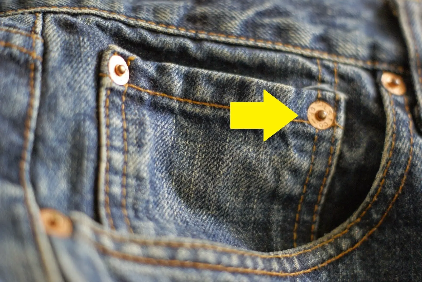 ¿Sabes para qué sirven los pequeños taches de tus jeans?