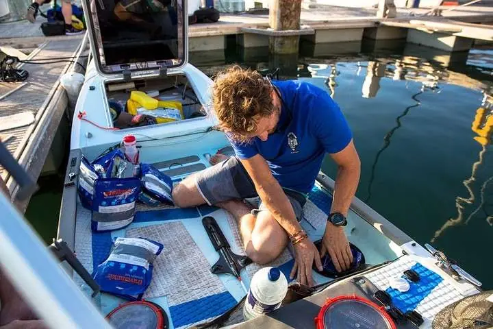 Se atrevió a cruzar el atlántico usando una tabla y un rem