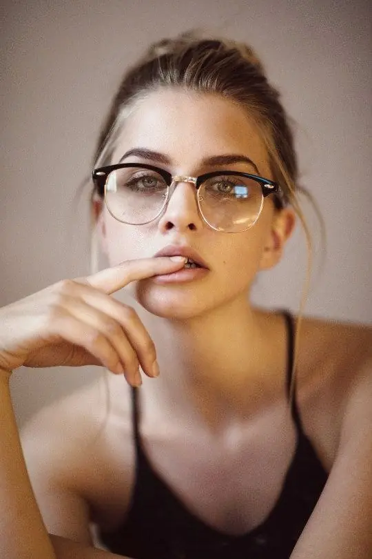 Con o sin lentes? Alguna de "ellas" podria ser tu novia..