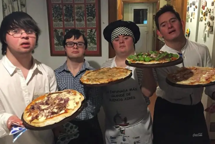 4 jóvenes con Síndrome de Down inauguran su pizzería