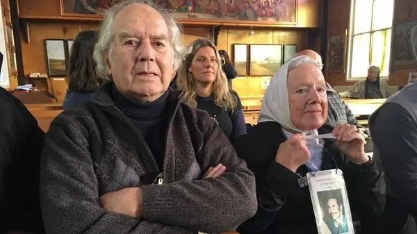 Héroes de Malvinas y familiares escracharon a Pérez Esquivel