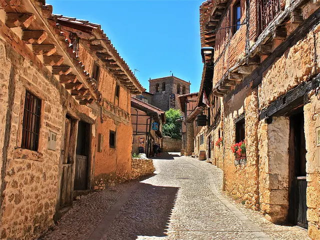 Espana y sus pueblos