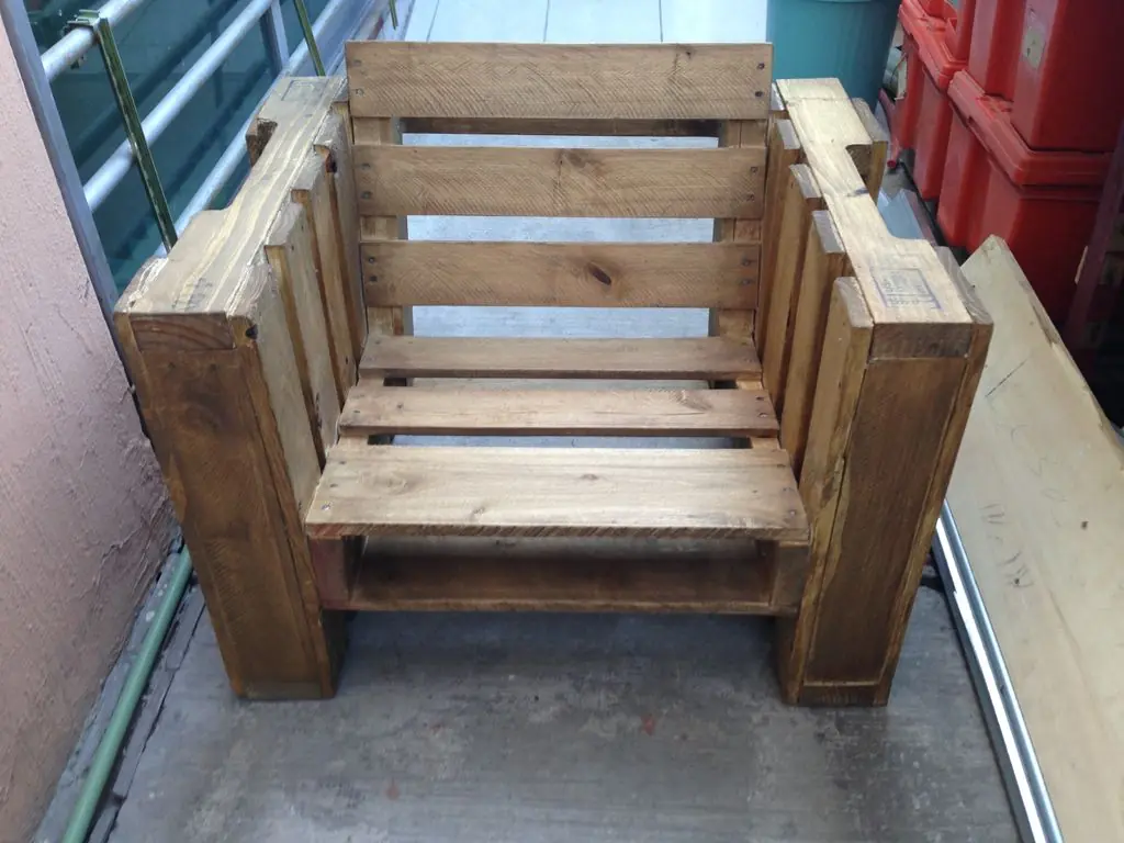 Silloncito de madera hecho con pallet reciclado!