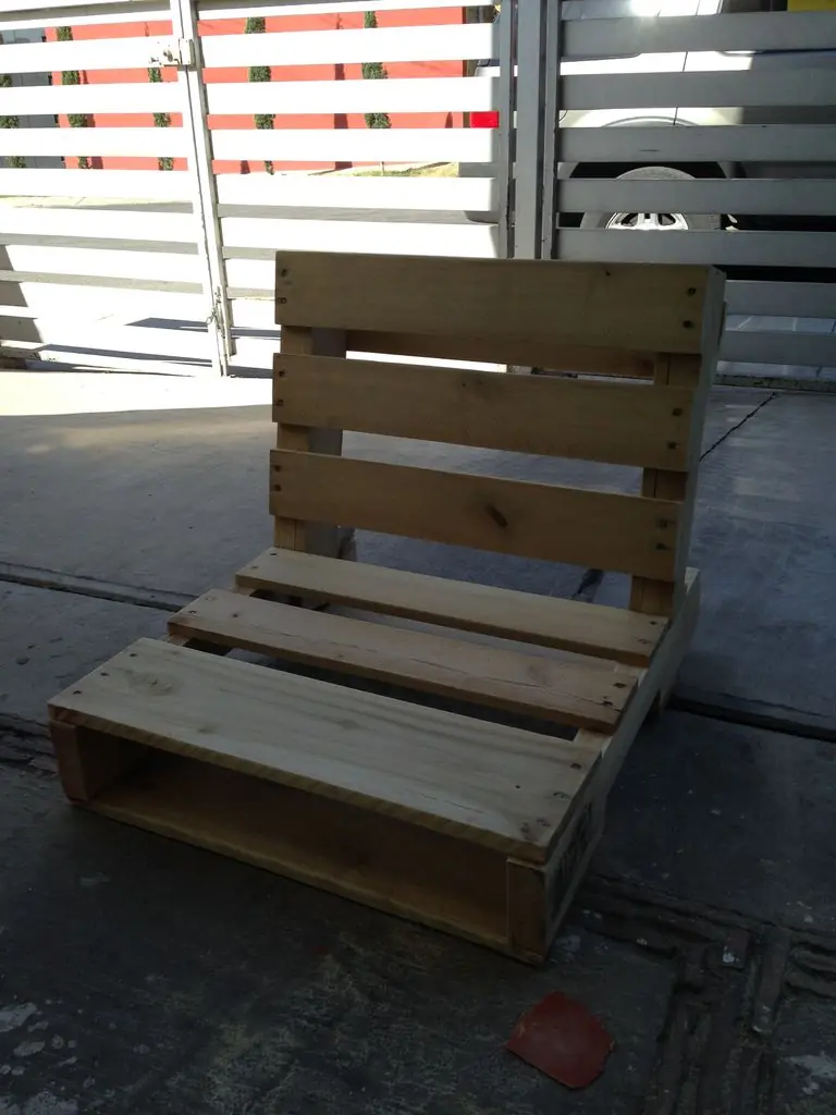 Silloncito de madera hecho con pallet reciclado!