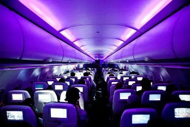 porque bajan las luces del avión al despegar y aterrizar?