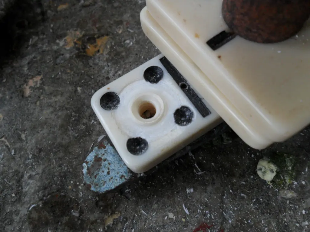 hazte un anillo con fichas de domino viejas