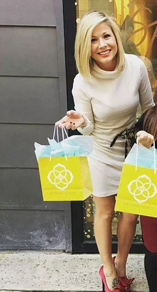 Profesora de Biologia abuso de un menor y posó sonriente par