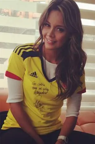 Colombianitas para calentar el partido contra Bolivia