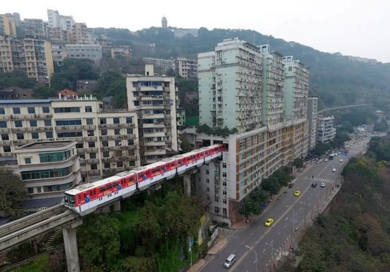 La ruta de un tren ligero en medio de un edificio de China