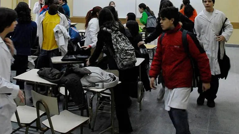 Maestros argentinos los que más trabajan y menos ganan