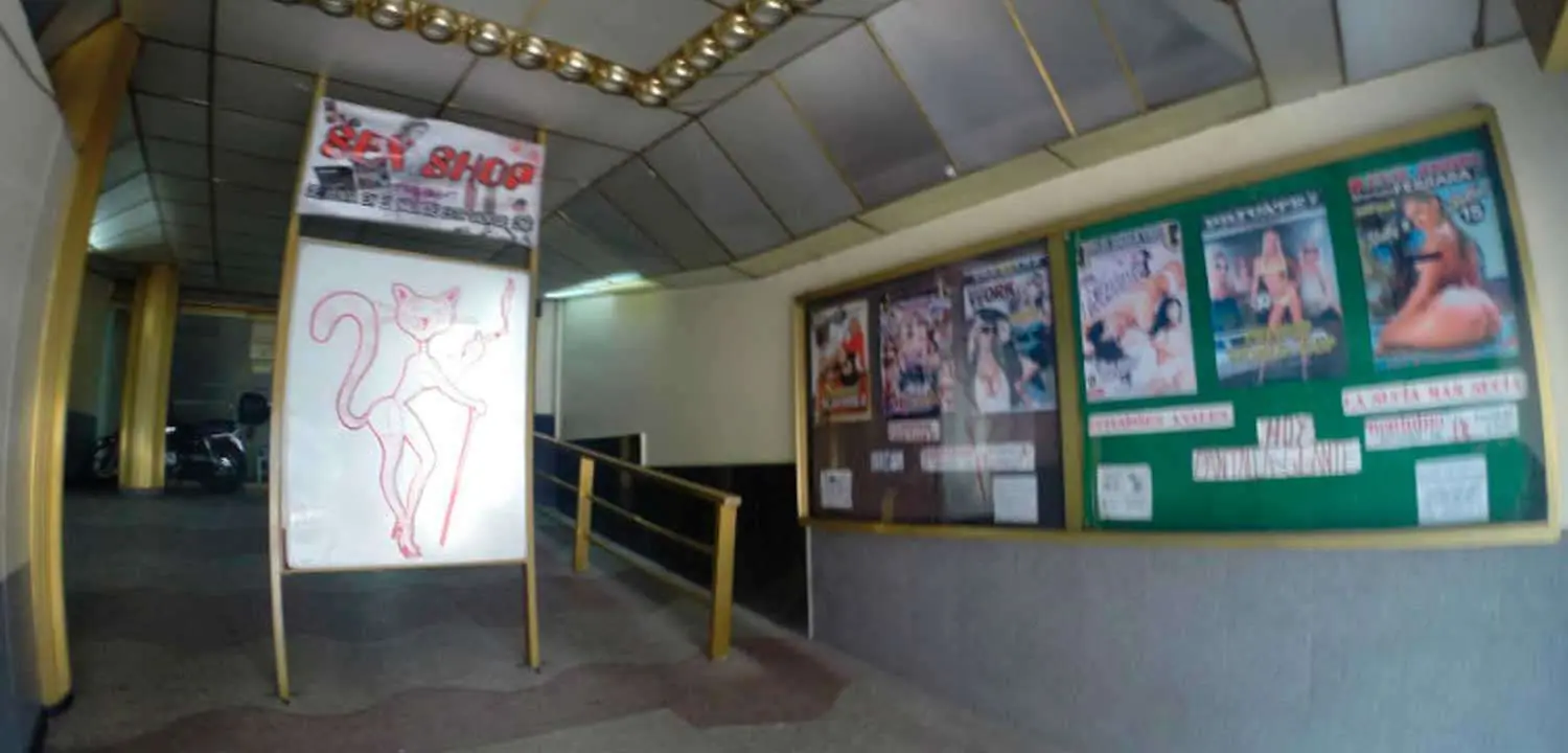 La lucha de supervivencia del último teatro porno en Bogotá