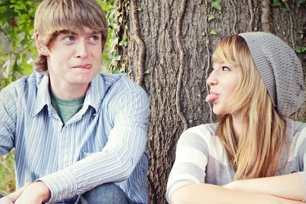 Criarse con hermanas reduce el atractivo sexual del hombre
