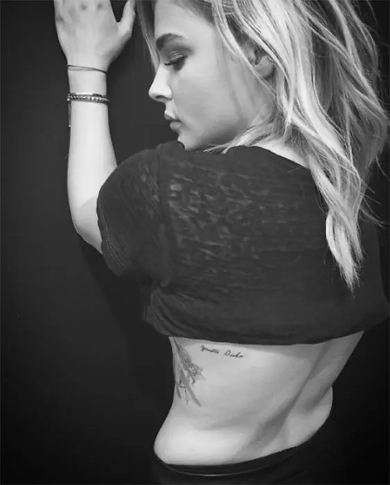 Chloë Grace Moretz presume nuevos tatuajes…