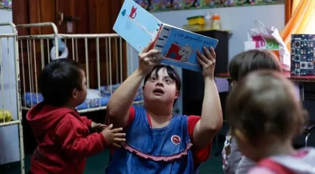 Maestra de preescolar con síndrome de Down rompe barreras