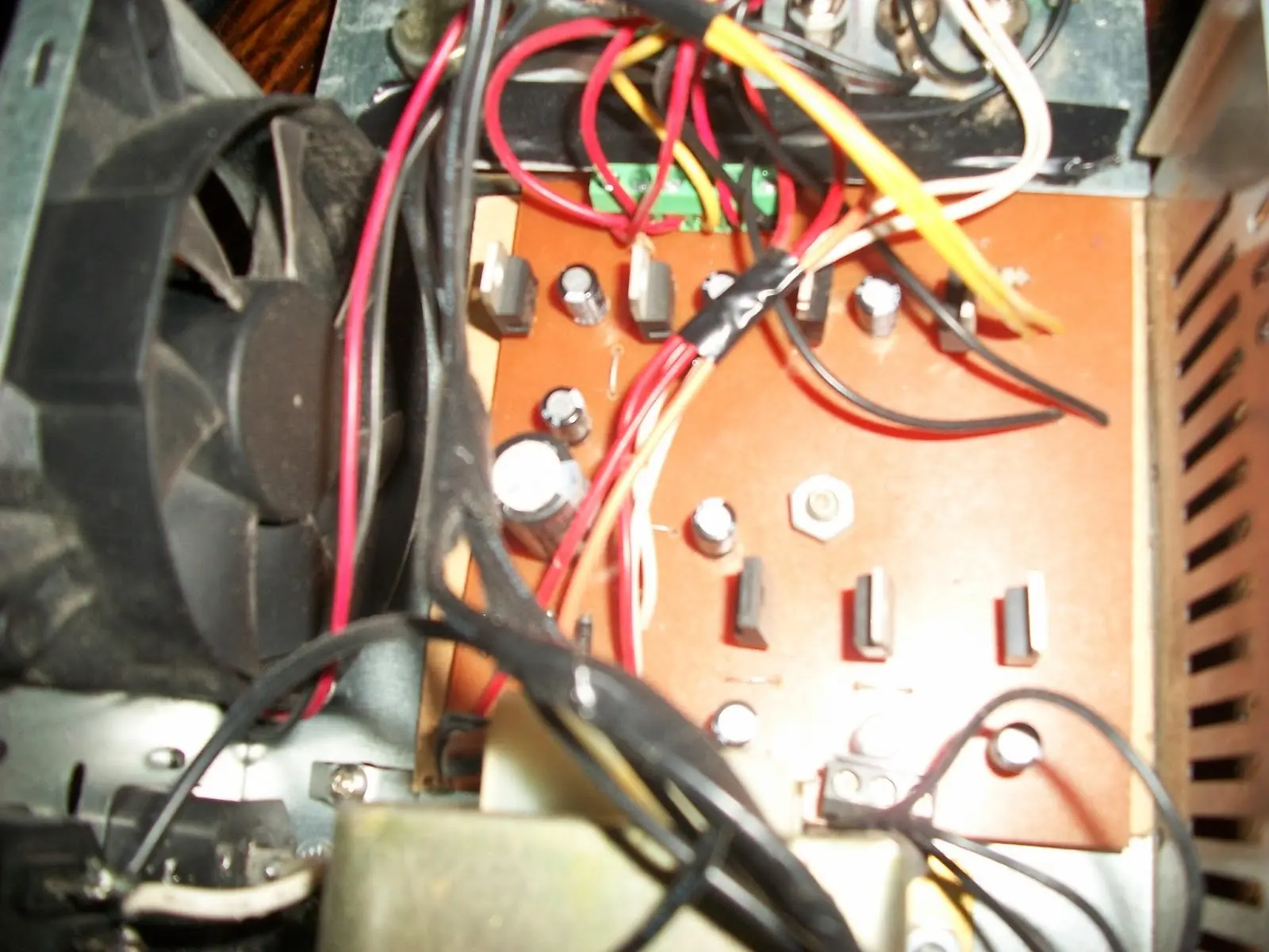 Haz tu propia fuente de voltaje simétrica.
