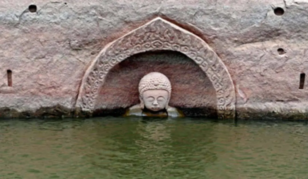 Estatua de Buda emerge de las aguas de China