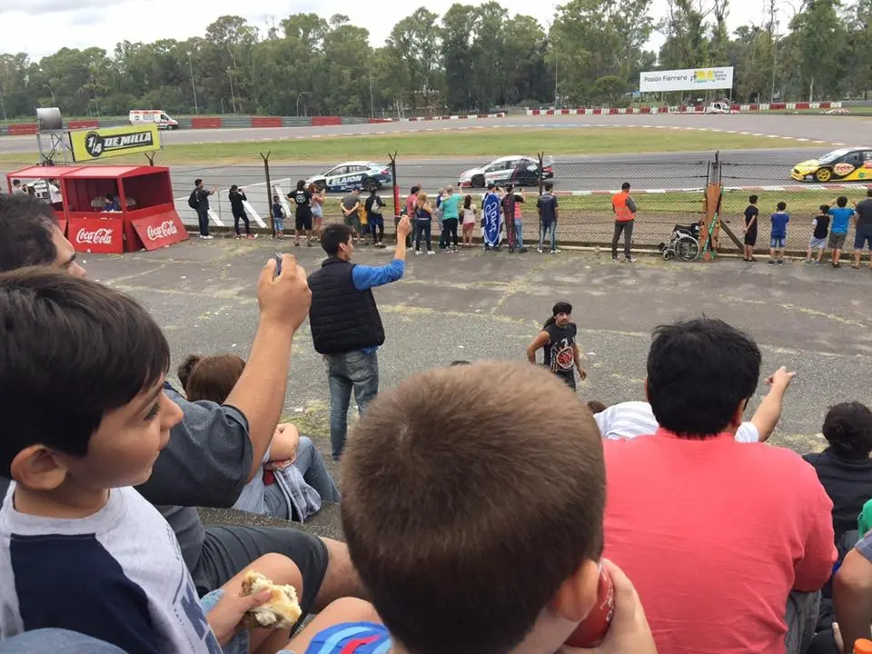Fui a ver el Super TC 2000, pasa maquinola V8