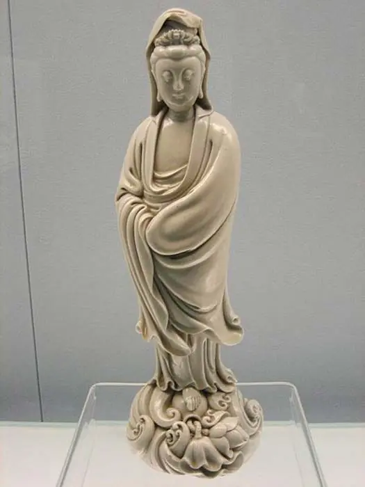 Estatua de Buda emerge de las aguas de China