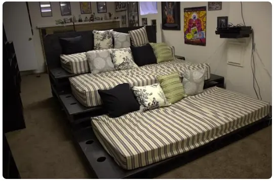 Con unos cuantos pallets puedes hacer tu propia sala de cine