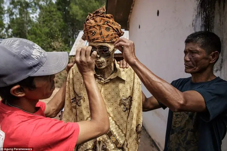 Tribu de Indonesia desentierra a sus muertos y se fotografía