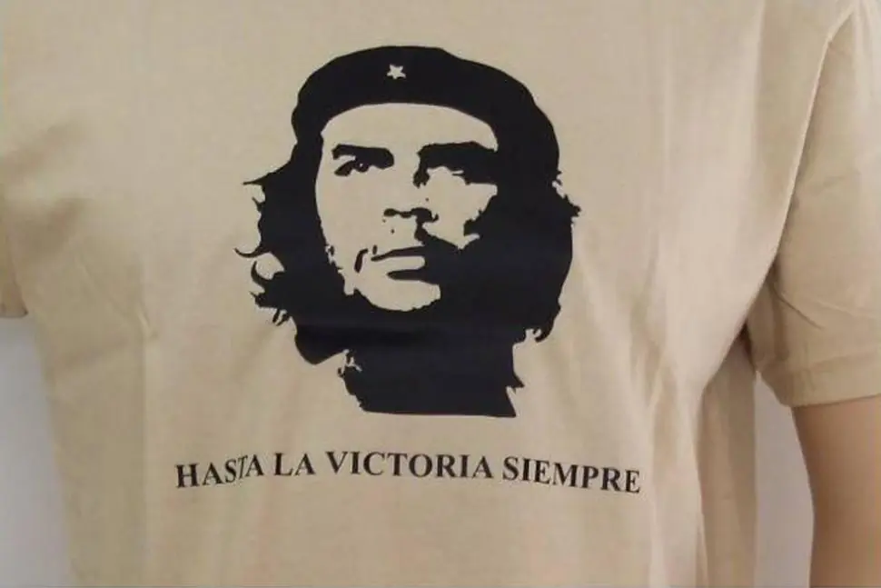 Quieren Imputar maestra por defender militares