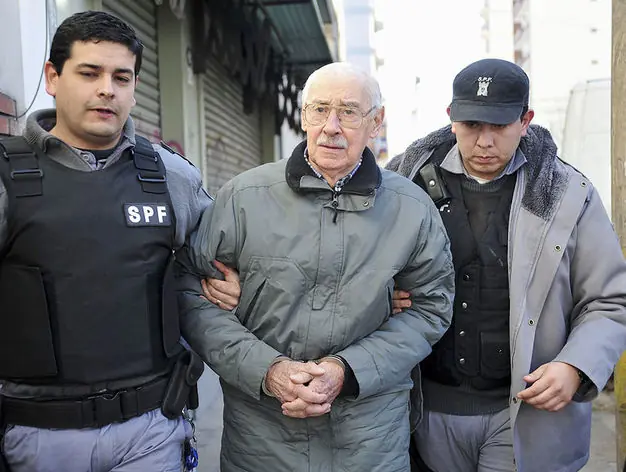 Videla murió en el inodoro, solo y en cárcel común.