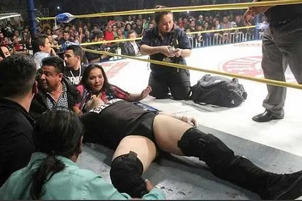 Rey Misterio mata con patada voladora Luchador