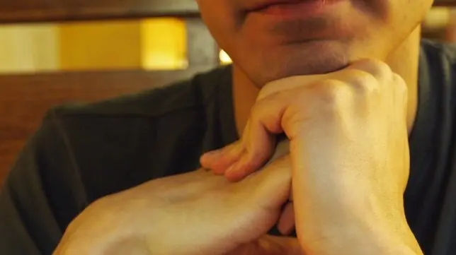 Esto es lo que realmente ocurre cuando te crujes los dedos