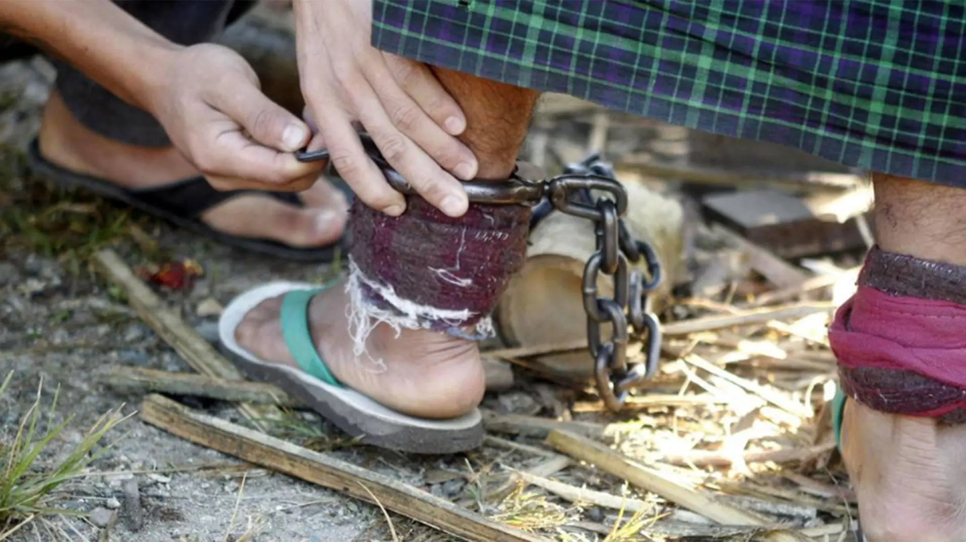 Rehabilitan drogadictos en jaulas de madera y encadenados