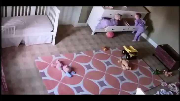Niño de 2 años levanta un mueble con fuerza sobrehumana