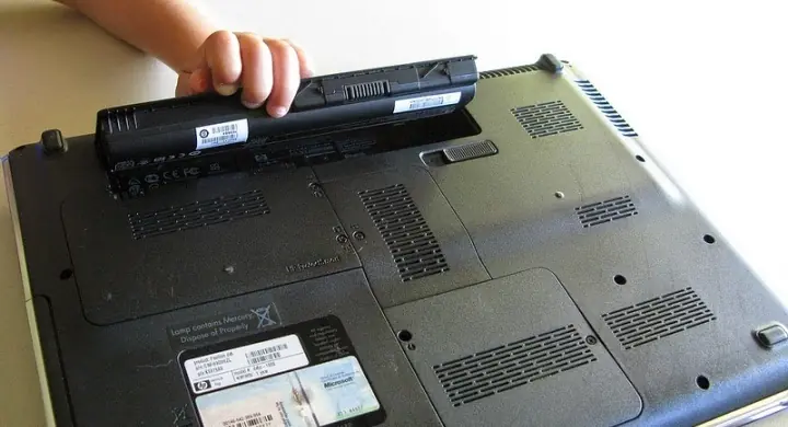 Mito: ¿Es necesario quitar la batería de la laptop?