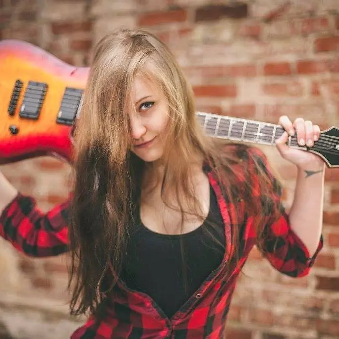 Issabelth laiho: Guitarrista Teen, Metalera y Virga