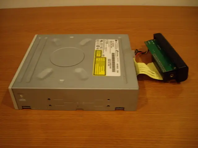 Tienes una netbook y no tiene quemador