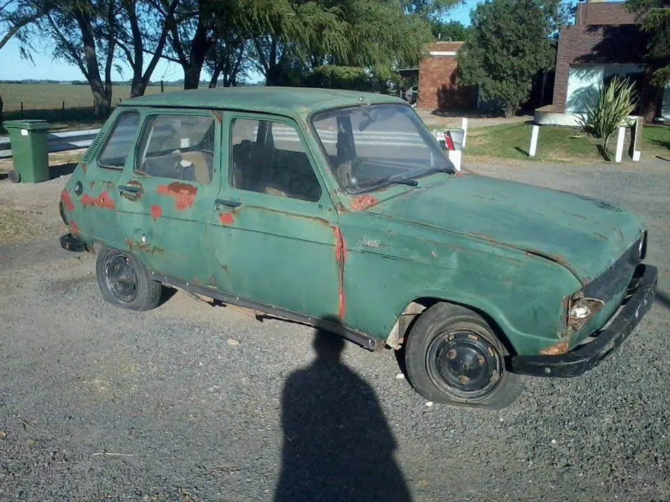 Autos clásicos abandonados en Argentina.