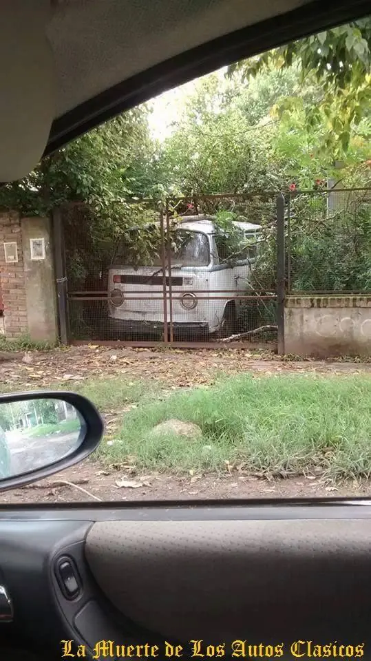 Autos clásicos abandonados en Argentina.