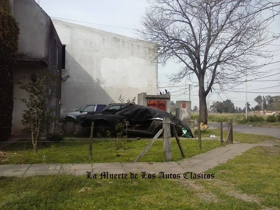 Autos clásicos abandonados en Argentina.