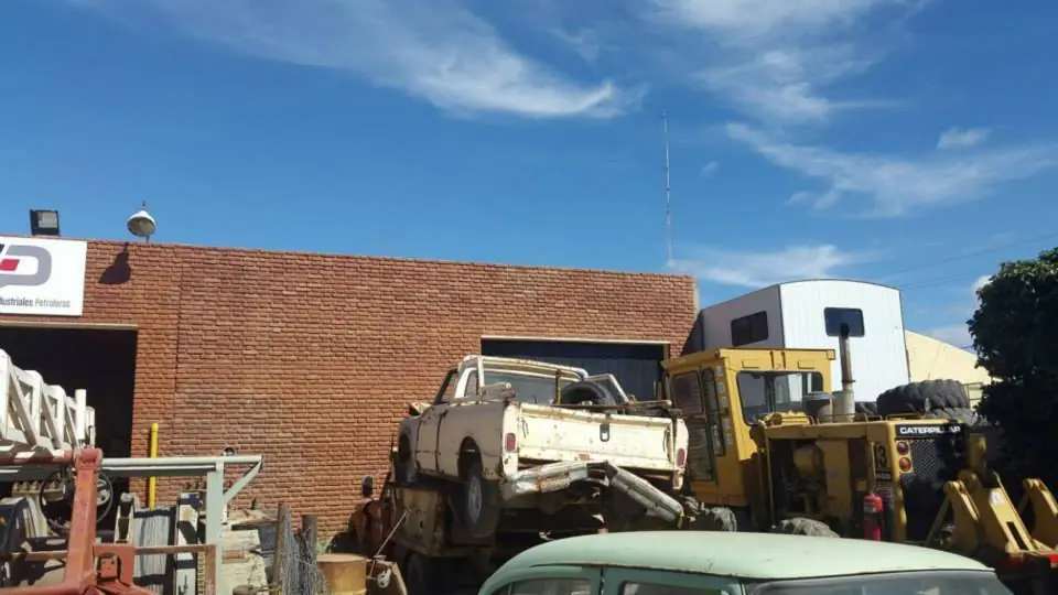 Autos clásicos abandonados en Argentina.