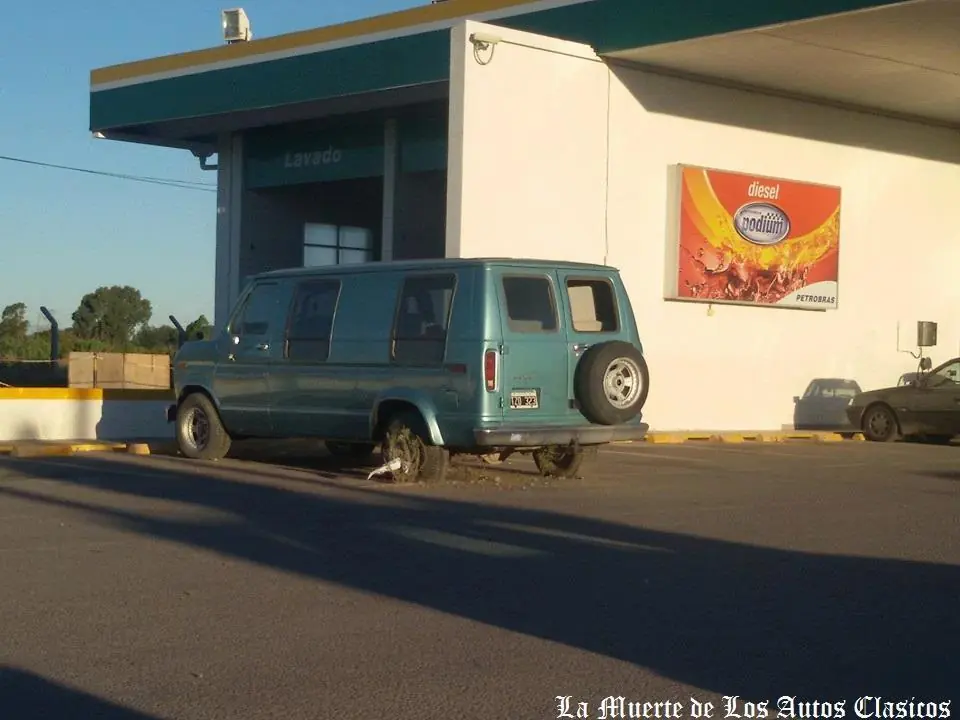 Autos clásicos abandonados en Argentina.