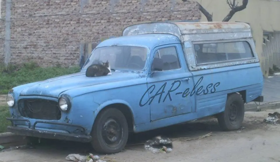 Autos clásicos abandonados en Argentina.