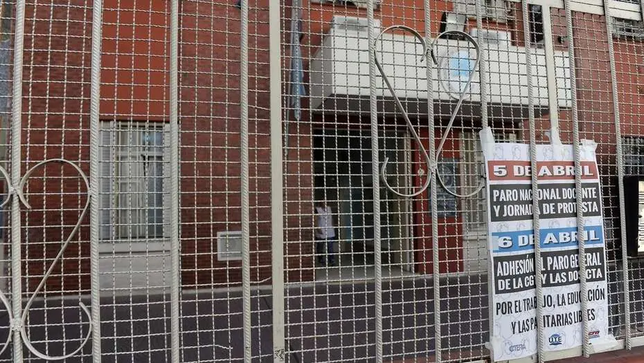 Docentes votaron para que cesen los paros